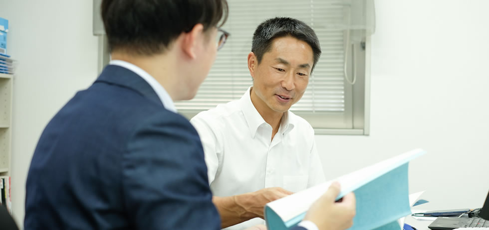 社員の打ち合わせ風景